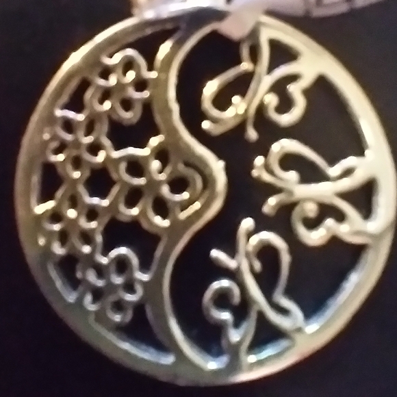 ❤️ 1 1/8" 925 SS 🦋 Butterfly/Flowers🌼 Pendant - Picture 2 of 7